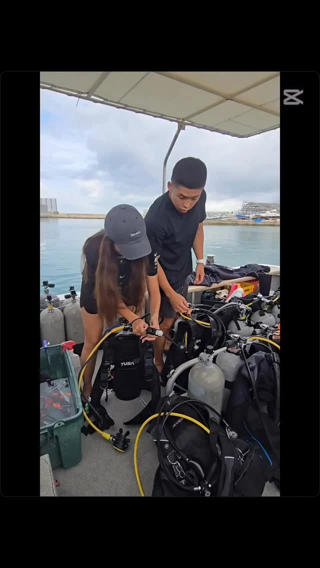 今日も海遊びネジから、2人のダイバーが誕生しました😁
元々スキンダイビングをやっていたお二人なので、耳抜きも泳ぐのも上手で、いきなりスイスイでしたね😆
浮力の練習となれば話は別でしたが(笑)
次回のアドバンス講習でもみっちり練習しますので、お願いします🫡  ツアー中に撮ったお写真は、LINEにて無料でお渡ししています☺️  最高気温　31.2度
最低気温　25.5度
水　　温　27.8度
➖➖➖➖➖➖➖➖➖
当店のオススメポイント
・不安を潰して楽しくお喋りしながらの講習
・担当インストラクターがゆっくりじっくりサポート
・なるべく1グループに1人スタッフが付く贅沢スタイル
※安全上の場合によって変動あり
・他店より写真枚数が多い
・参加者は初めての方、泳げない方ばかり
・お互いに無理しない(本当に1番大事)