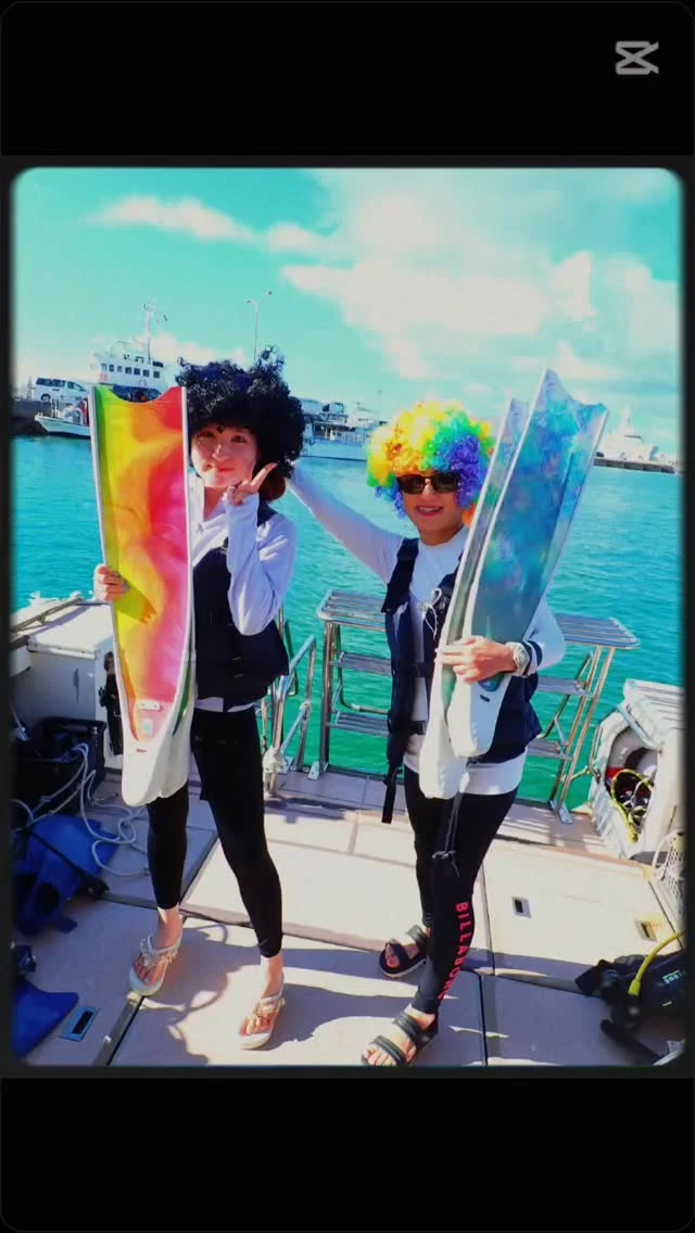 親子でスキンダイビングツアーに参加してくれました😄
石垣島はアフロ月間なので、最近お決まりのアフロヘアーで📸
午前は砂地とサンゴエリアへ🎵
午後は提案して急遽体験ダイビングに！
石垣島はマンタエリアでのスキンダイビングが禁止になってるので、来るのを信じて潜りました😋
奇跡的に船に上がる2分前になってからの2枚登場は最高でした😍  ツアー中に撮ったお写真は、LINEにて無料でお渡ししています☺️  最高気温　32.1度
最低気温　28.1度
水　　温　28.6度
➖➖➖➖➖➖➖➖➖
当店のオススメポイント
・不安を潰して楽しくお喋りしながらの講習
・担当インストラクターがゆっくりじっくりサポート
・なるべく1グループに1人スタッフが付く贅沢スタイル
※安全上の場合によって変動あり
・他店より写真枚数が多い
・参加者は初めての方、泳げない方ばかり
・お互いに無理しない(本当に1番大事)
➖➖➖➖➖➖➖➖➖➖
ウミガメ
#石垣島旅行
#石垣島
#マンタ
卒業旅行
#旅色
石垣島
okinawa_holic
女子旅
海が好き
タビジョ
okinawapress
家族旅行
jalan_asobi
okinawaholic
leaderfins
石垣島観光
石垣島旅行
沖縄グラム
padiライフ
おきなわ気分
体験ダイビング
スキンダイビング
石垣島ダイビング
#石垣島体験ダイビング